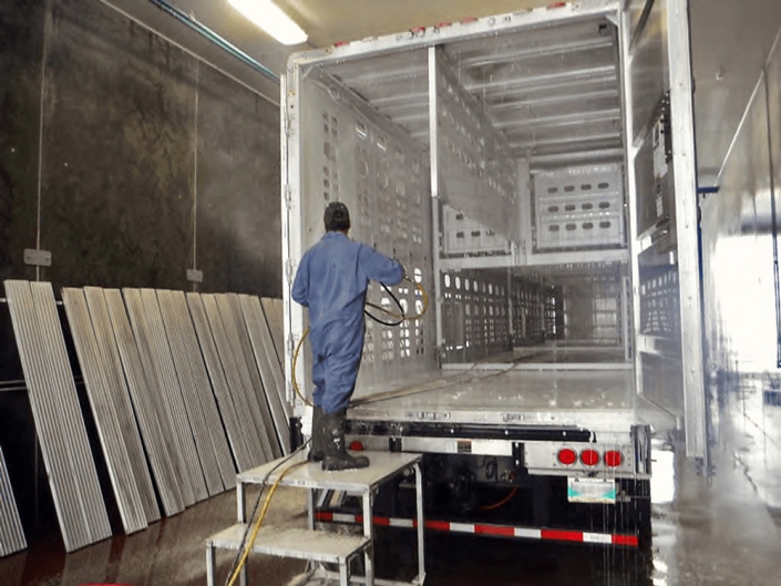 A sertésszállító pótkocsik automatizált tisztítása hozzájárul az állatjóléthez